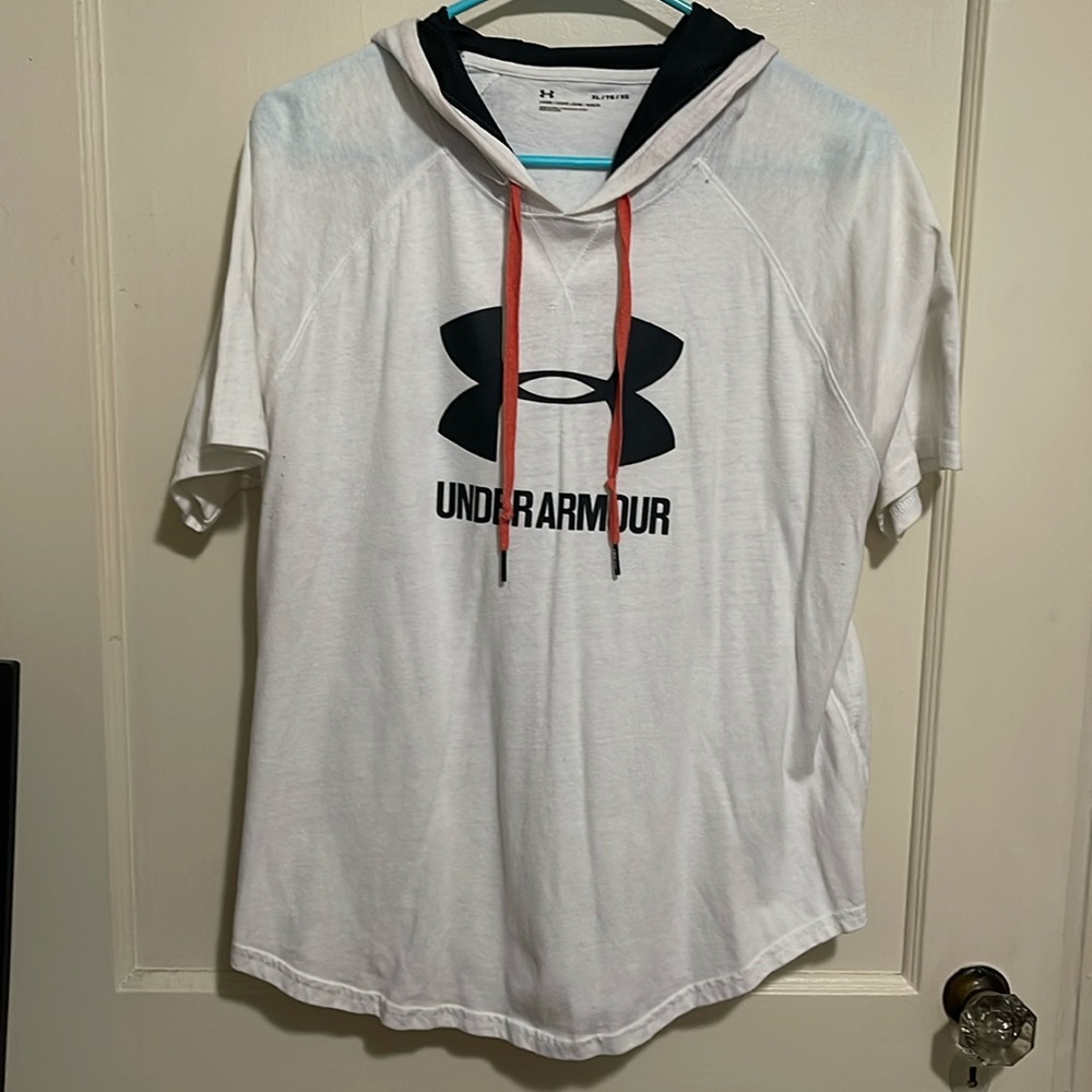Womans Under Armour crop workout top -size XL